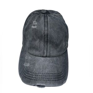 ✨Womens gray distressed trucker hat✨